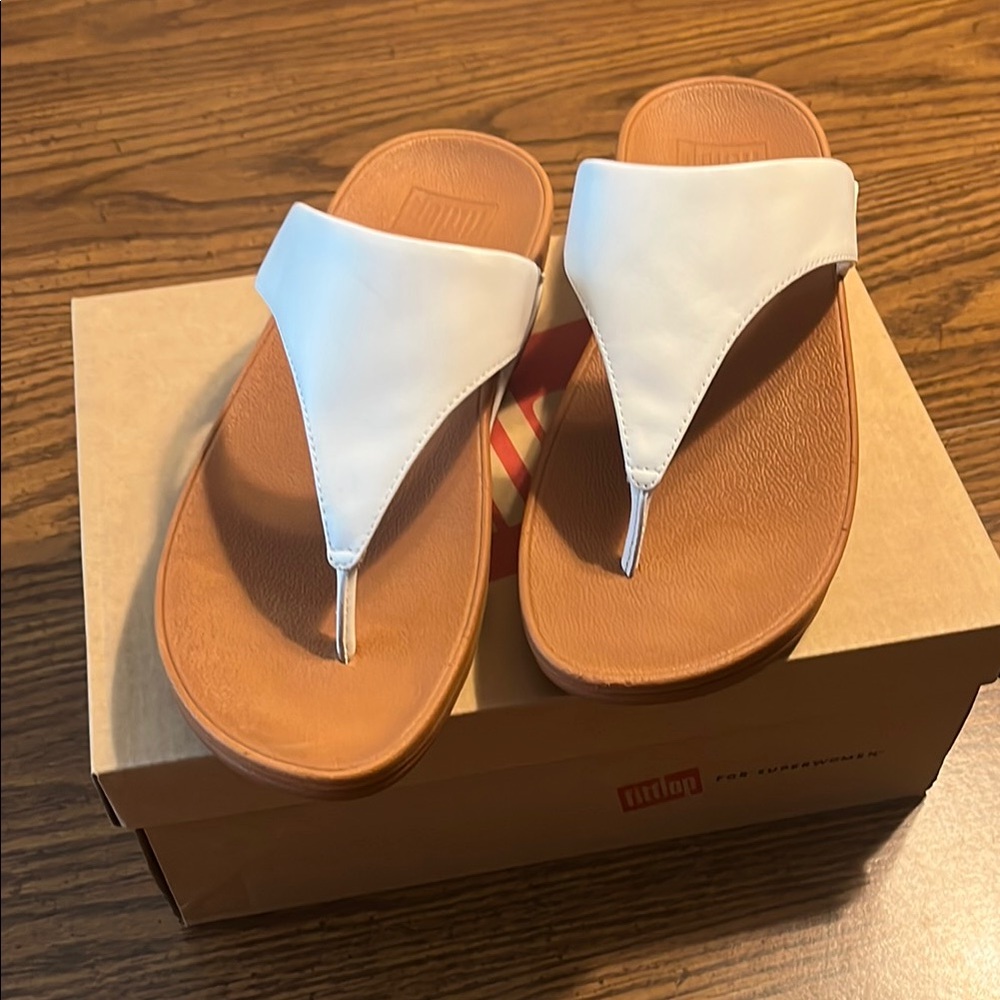 WHITE FIT FLOPS SIZE 9